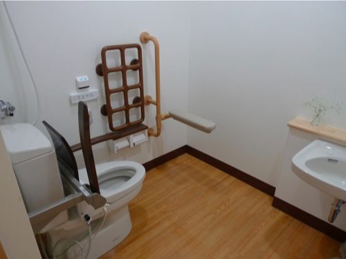 廊下からアプローチしやすいレイアウトとしたトイレ